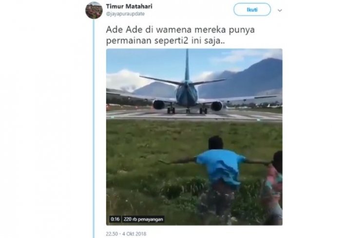 Video anak-anak main di belakang pesawat yang mau take off. (twitter.com/@jayapuraupdate)