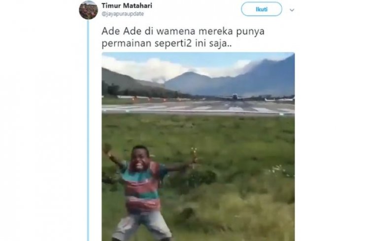 Video anak-anak main di belakang pesawat yang mau take off. (twitter.com/@jayapuraupdate)