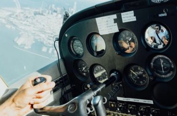 Ngeng, 5 Selebritis Dunia ini Punya Lisensi Pilot Resmi