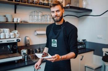Barista kopi di cofee shop. (Unsplash/Aleksander Borzenets)