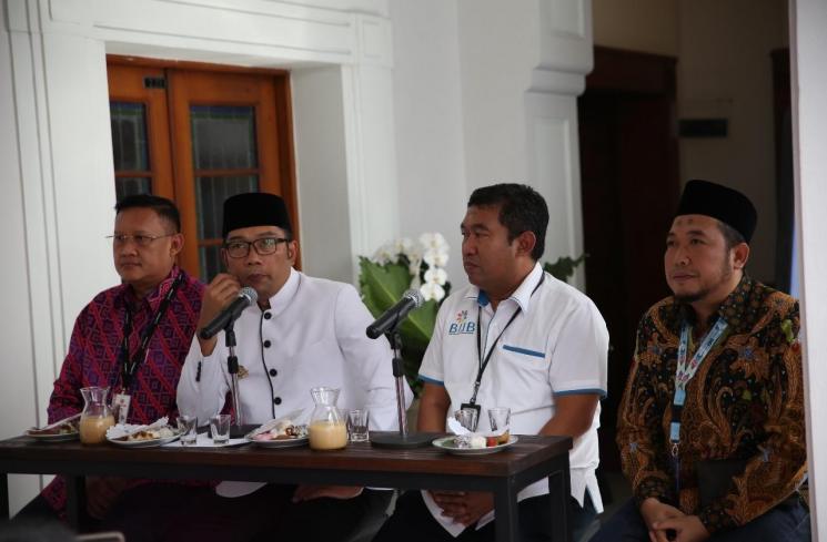 Keterangan foto (kiri – kanan): Managing Director of Lion Group, Capt. Daniel Putut Kuncoro Adi; Gubernur Jawa Barat Ridwan Kamil; Direktur Utama PT BIJB, Virda Dimas Ekaputra; Vice President Dream Tour, Muhammad Umar Bakadam.