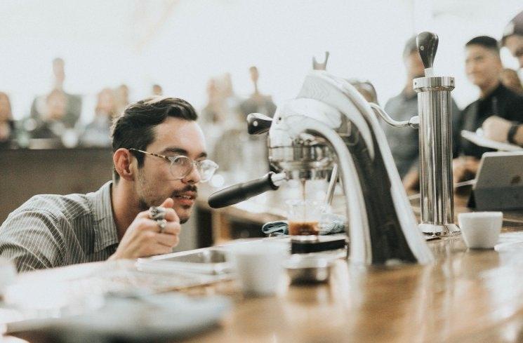 Barista kopi di cofee shop. (Unsplash/Aleksander Borzenets)