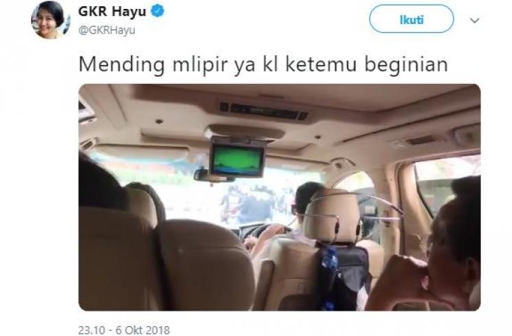 Video mobil Sri Sultan Hamengkubuwana X mengalah saat ada kampanye. (twitter.com/GKRHayu)