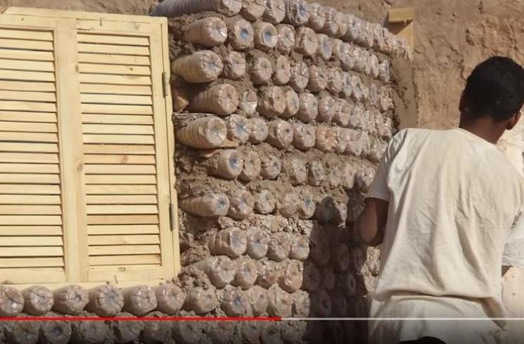 Rumah Botol Plastik yang Tahan Bencana (youtube.com/UNHCR)