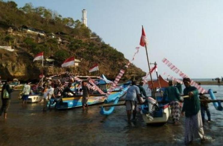 Sejumlah nelayan telah menaikkan gunungan untuk kemudian dilarung di Pantai Baron, Desa Kemadang, Kecamatan Tanjungsari, Gununungkidul, Senin (8/10/2018). (Harian Jogja/Jalu Rahman Dewantara)