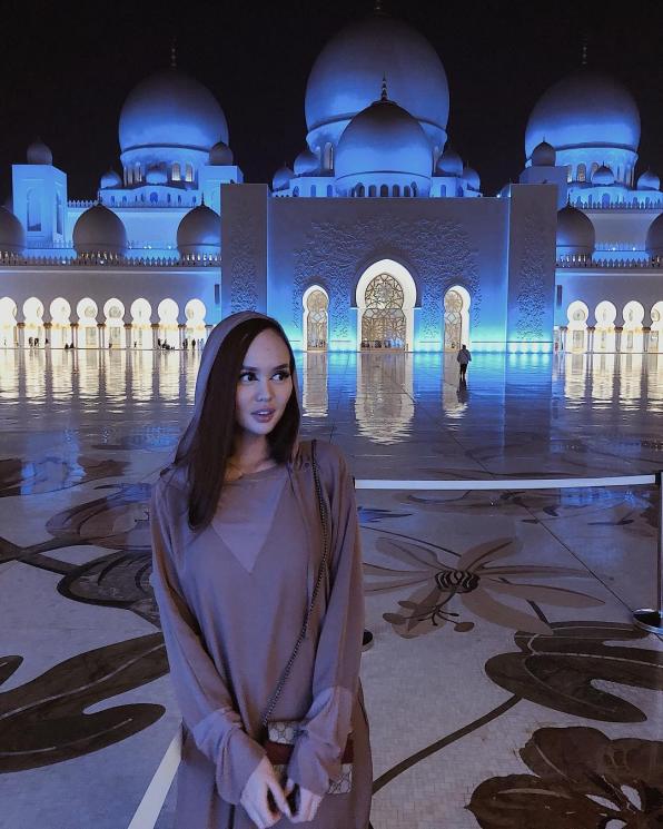 Potret liburan Dinara Rakhimbaeva. (Instagram/@dinara_rkh)
