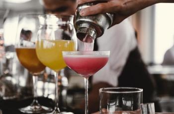 Ilustrasi bartender. (Unsplash/Helena Yankovska)