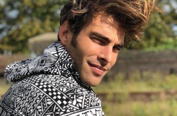 5 Foto Liburan Jon Kortajarena, Model Tampan yang Doyan Traveling