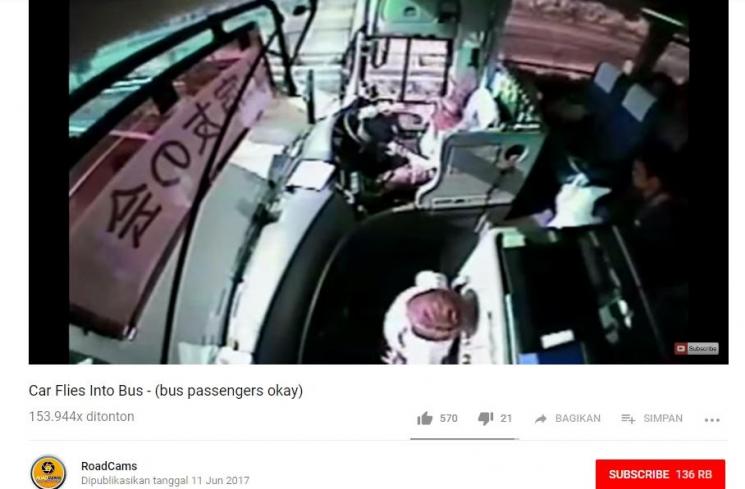 Bus Wisata Ketabrak Mobil Terbang Terekam Kamera. (Youtube.com/RoadCams)
