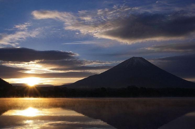 Gunung Fuji dari Danau Shojiko (Wikimimedia Commons Hogeasdf)