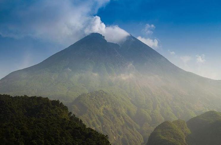 Gunung Merapi (Wimkimedia Commons Ryan Gustiawan Putra)