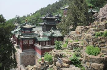 Ngeselin, Turis Ini Nekat Panjat Atap Istana di Cina Demi Foto