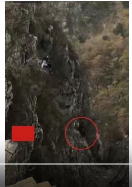 Turis wanita, jatuh dari Tembok Besar Cina. (Youtube)