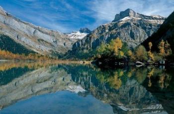 Bening Bak Kaca, Begini Pesona Danau Derborence di Swiss