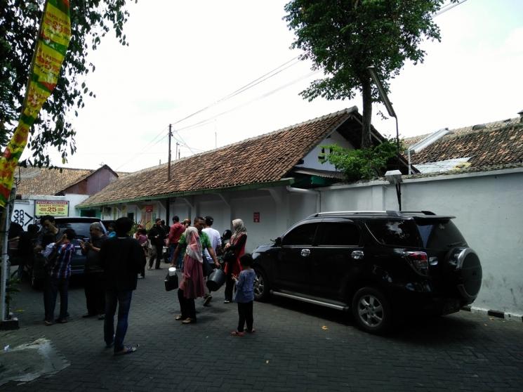 Suasana di depan toko Pabrik Jaya, pusat pembuatan Bakpia 25 (Guideku.com/Adit)