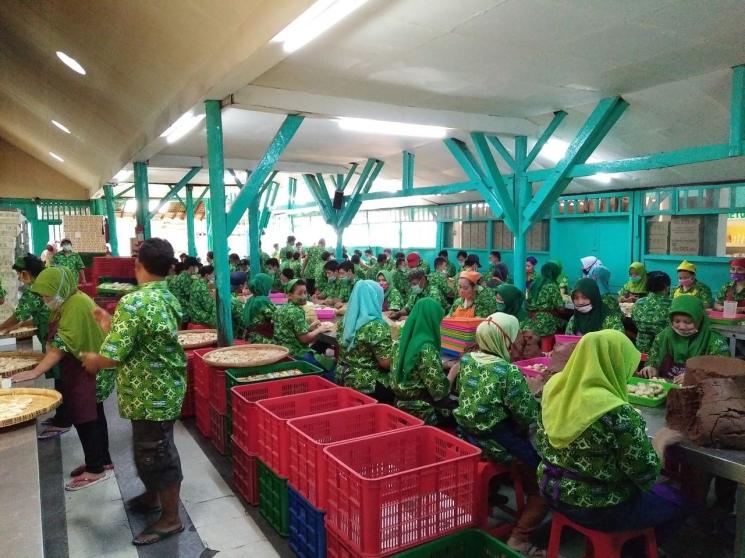 Suasana sibuknya kegiatan di Pabrik Jaya, pusat pembuatan Bakpia 25 (Guideku.com/Adit)