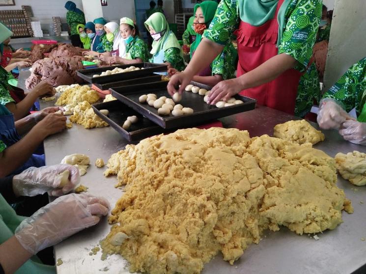 Proses proses pembuatan bakpia rasa nanas dan keju di Bakpia 25 (Guideku.com/Adit)