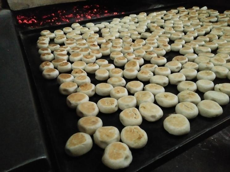 Bakpia 25 dipanggang menggunakan oven kayu bakar (Guideku.com/Adit)