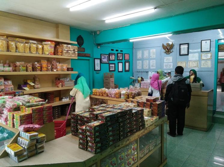Etalase toko Pabrik Jaya, pusat pembuatan Bakpia 25 (Guideku.com/Adit)