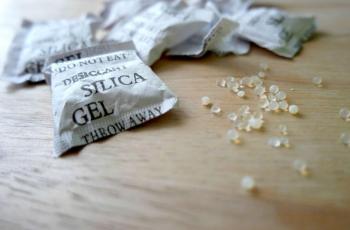 Nggak Sengaja Telan Silica Gel di Makanan Kemasan, Berbahayakah?