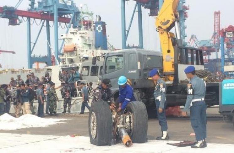 Satu set Roda Pesawat Lion Air PK-LQP dengan nomor penerbangan JT 610 telah tiba di Jakarta International Container Terminal II, Tanjung Priok, Jakarta Utara, Sabtu (3/11/2018). (Suara.com/Yosea Arga)