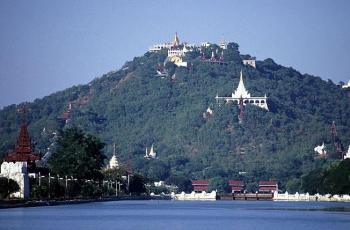 Bertabur Kuil dan Pagoda, Begini Pesona Mandalay Hill di Myanmar