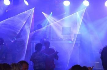 Tak Lazim, Klub Malam ini Diperuntukkan Khusus Untuk Lansia