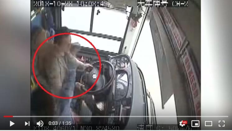 Kecelakaan bus di Sungai Yangtze. (Youtube)