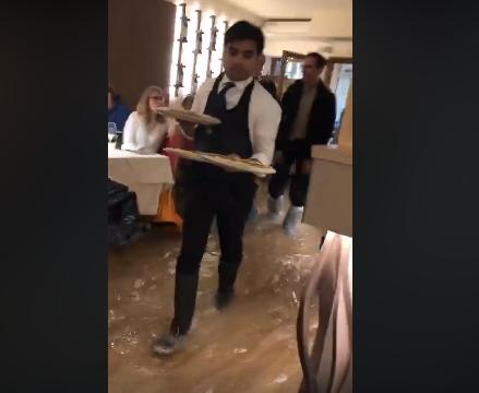 Restoran pizza di Venesia tetap buka meski banjir. (Facebook/Simone Sciascia)