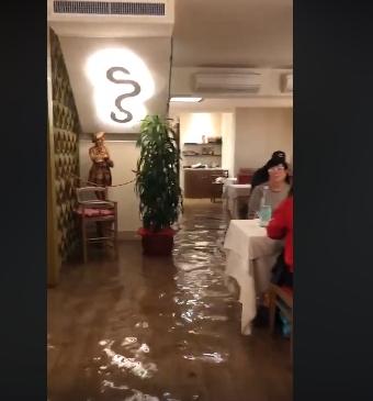 Restoran pizza di Venesia tetap buka meski banjir. (Facebook/Simone Sciascia)