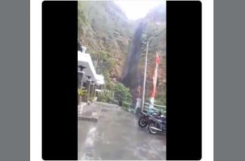 Air Terjun Sedudo Berubah Warna (twitter.com/Sutopo_PN)