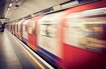 Nyaris Diserempet Kereta, Perempuan Ini Ngaku Cuma Bercanda