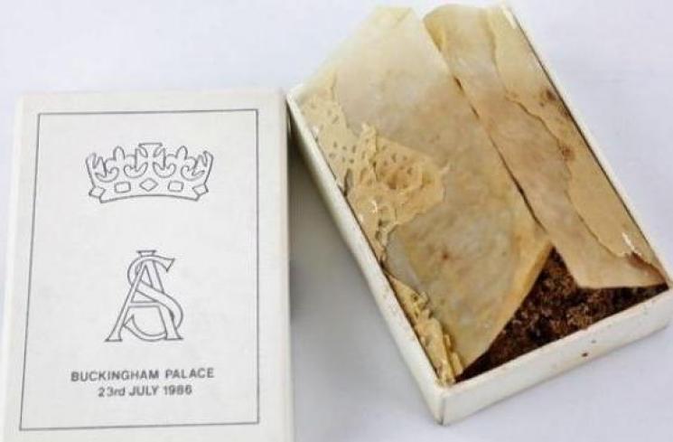Kue 32 tahun dijual di eBay. (eBay)