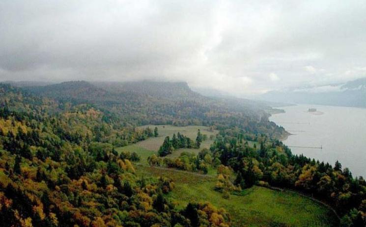The Columbia River Gorge (Wikimedia Nasa)