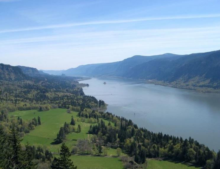 The Columbia River Gorge (Wikimedia Etliebe)