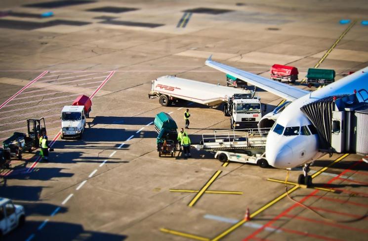 Ilustrasi Petugas Kargo Bandara (Pixabay/MichaelGaida)