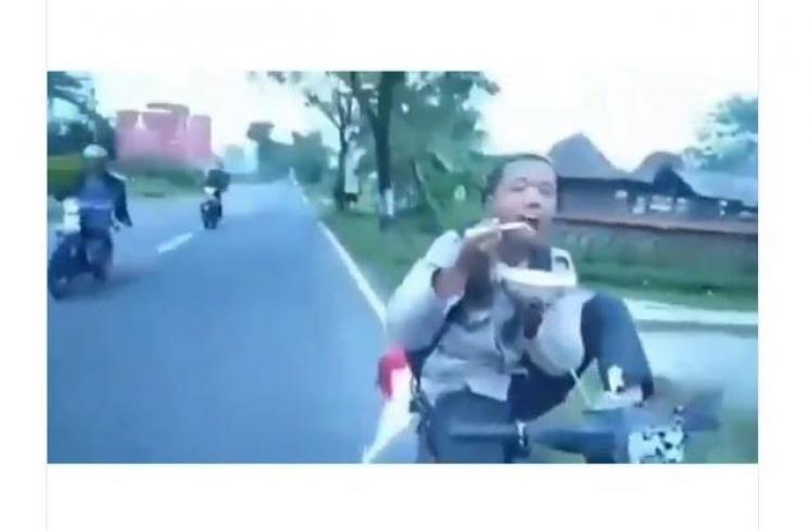 Aksi Naik Motor Sambil Makan (twitter.com/giewahyudi)