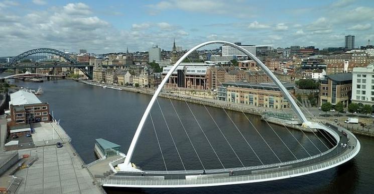 Gateshead Millennium Bridge (Wikimedia Jimmy Guano)