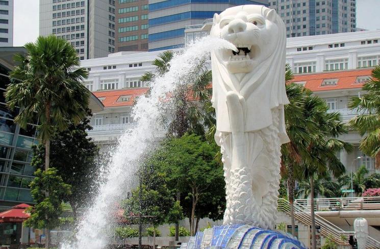 Patung Merlion di Merlion Park (Wikimedia Commons)