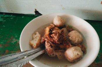 Rasanya Juaraaa, Menyantap Paru Goreng dan Seporsi Bakso Pak Kintel nan Legendaris