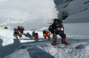Tak Melulu Indah, Begini Cerita Kelam yang Ada di Gunung Everest