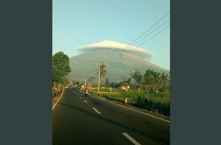 Awan Altocumulus Lenticularis di Gunung Semeru (twitter.com/Sutopo_PN)