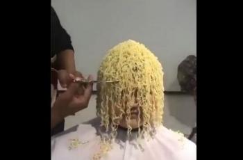 Pria Potong Rambut Indomie, Komentar Netizen Bikin Ngakak