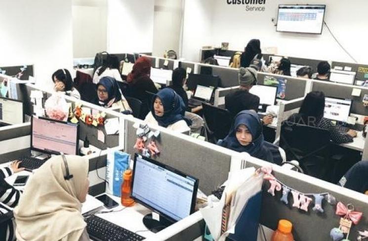 Kesibukan para Customer Service menyambut Harbolnas 2018. [Suara.com/Vessy Frizona Dwirika]