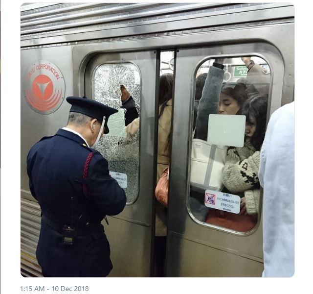 Kaca Kereta Retak di Jepang (twitter.com/ohnoemi)