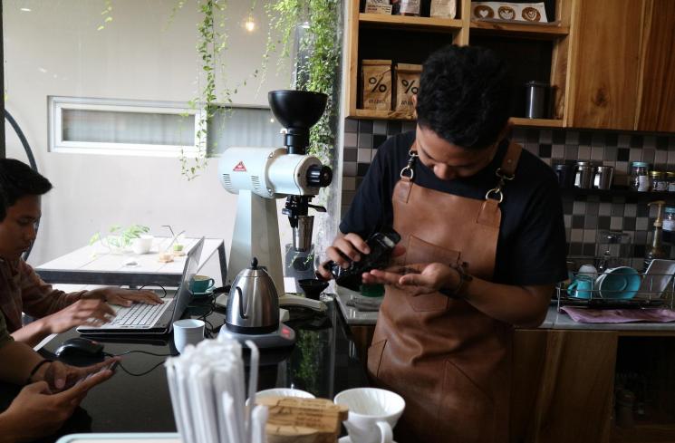 Fakhri Ramadhan, Barista di Tekoff Cafe (Guideku.com/Amertiya)