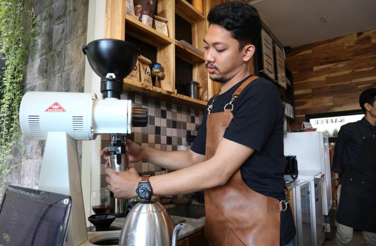 Proses Membuat Manual Brew (Guideku.com/Amertiya)