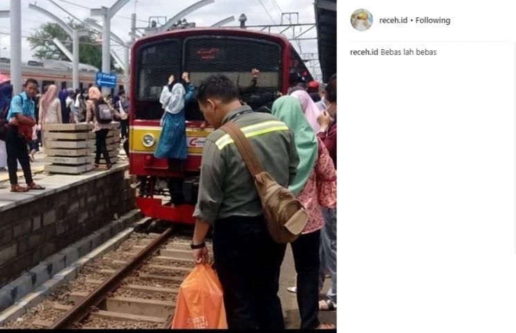 Ibu-ibu rela panjat kereta demi menyebrangi rel. (Instagram/@receh.id)