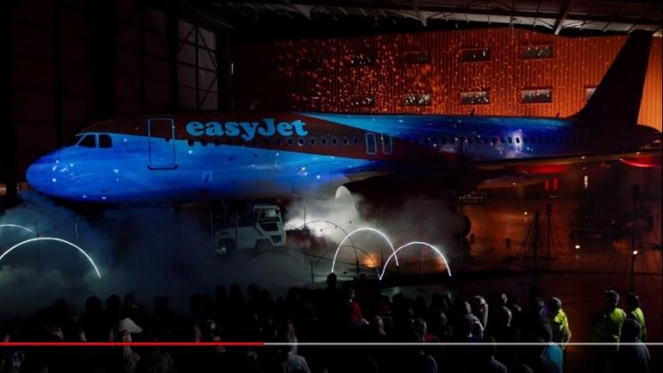 Pertunjukan Lampu Natal dengan Pesawat (youtube.com/easyJet)