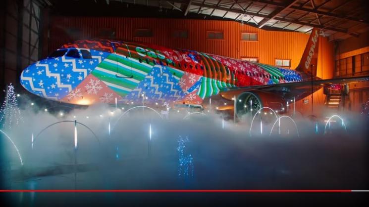 Pertunjukan Lampu Natal dengan Pesawat (youtube.com/easyJet)